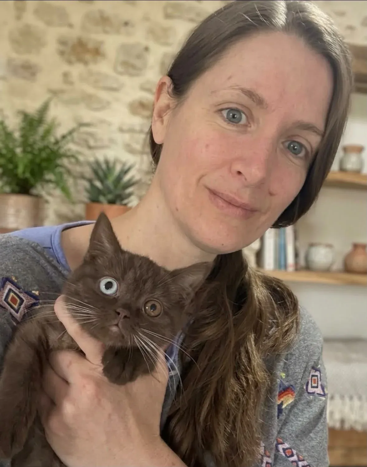 Marie avec un chaton British Shorthair aux yeux vairons dans les bras